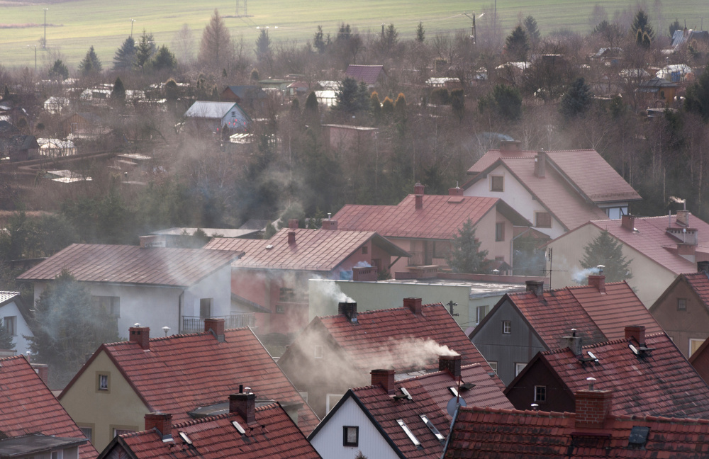 Zabójczy dym z domowego pieca. Ukryty koszt, o którym nikt nie mówi