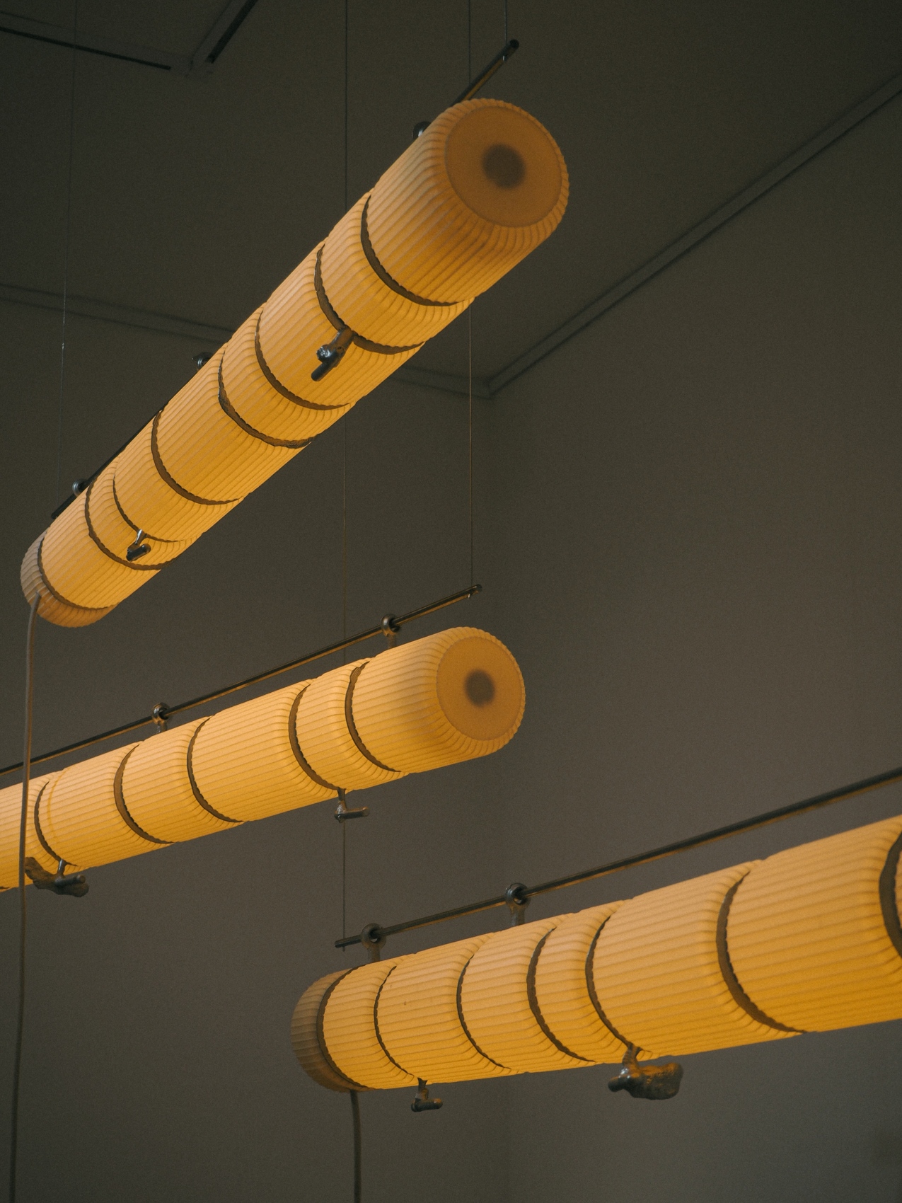 Lampa MOZI z biopolimeru PHB, polski design ekologiczny, materiały biodegradowalne w nowoczesnym wnętrzu