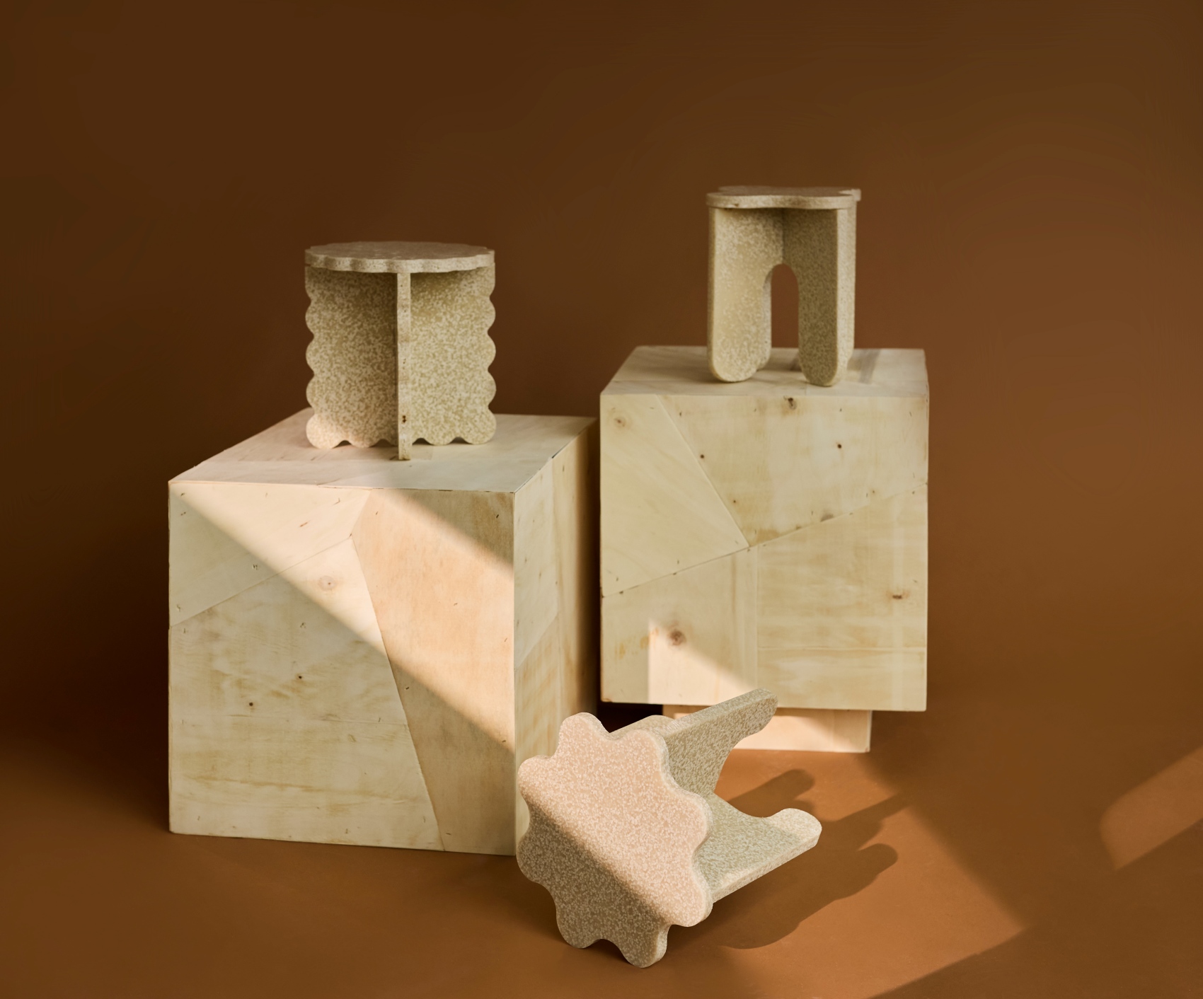 Tworzenie biodegradowalnych mebli MOZI w pracowni w Gdyni, lokalna produkcja, polskie studio designu