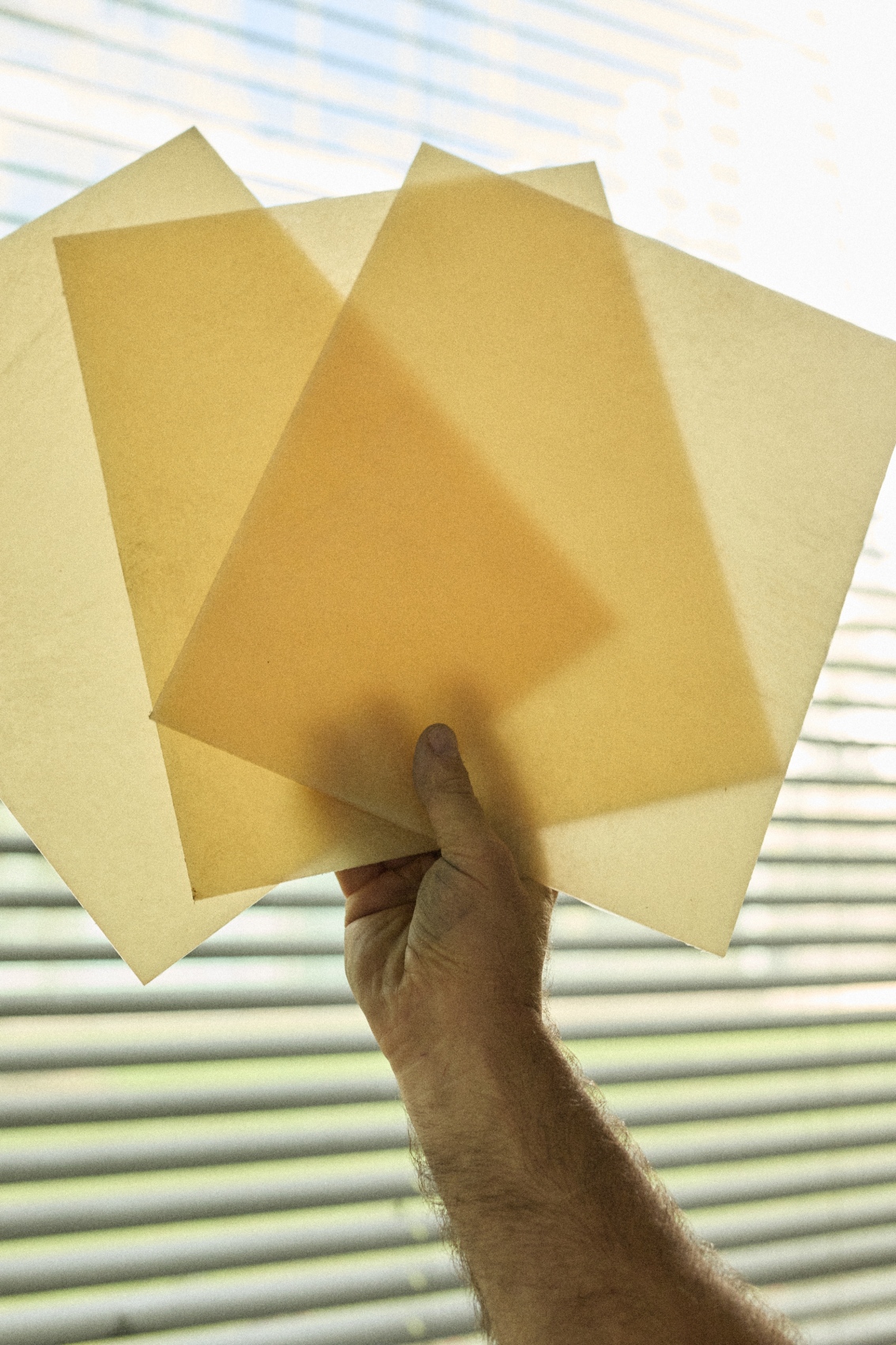 Kolekcja biodegradowalnych mebli MOZI z Gdyni wykonana z biopolimerów PHA i PHB, nowoczesny polski design przyjazny środowisku