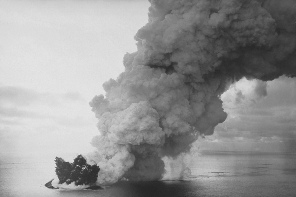 Wyspa Surtsey podczas erupcji