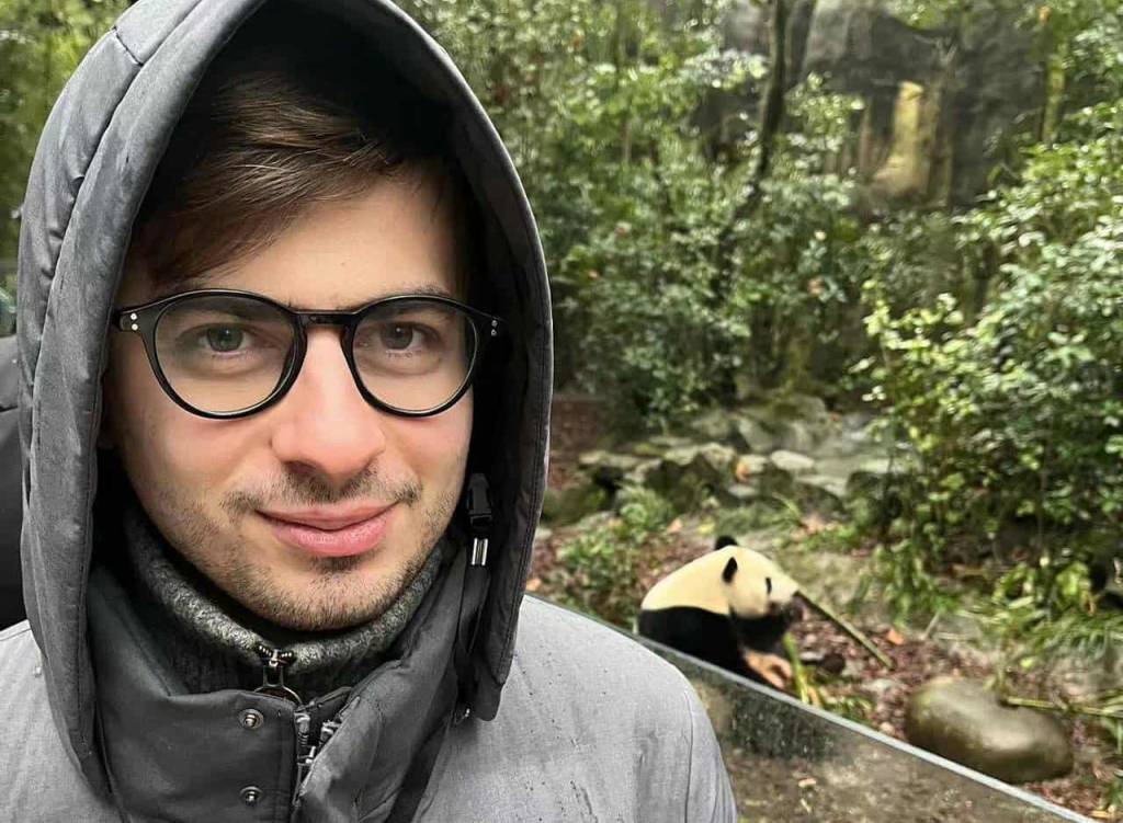 Piotr Parzymies to biolog i popularyzator nauki, autor książki "Historia pandy wielkiej, czyli z bambusowego lasu na dyplomatyczne salony"