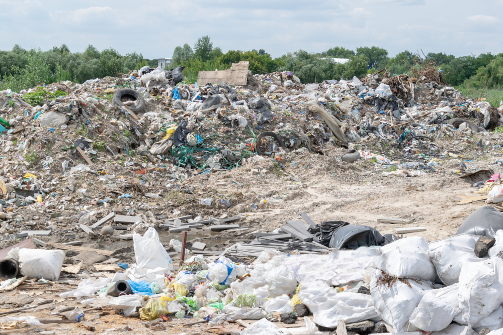 Ukryte składowiska śmieci w Europie grożą skażeniem wody i ekosystemów – naukowcy alarmują