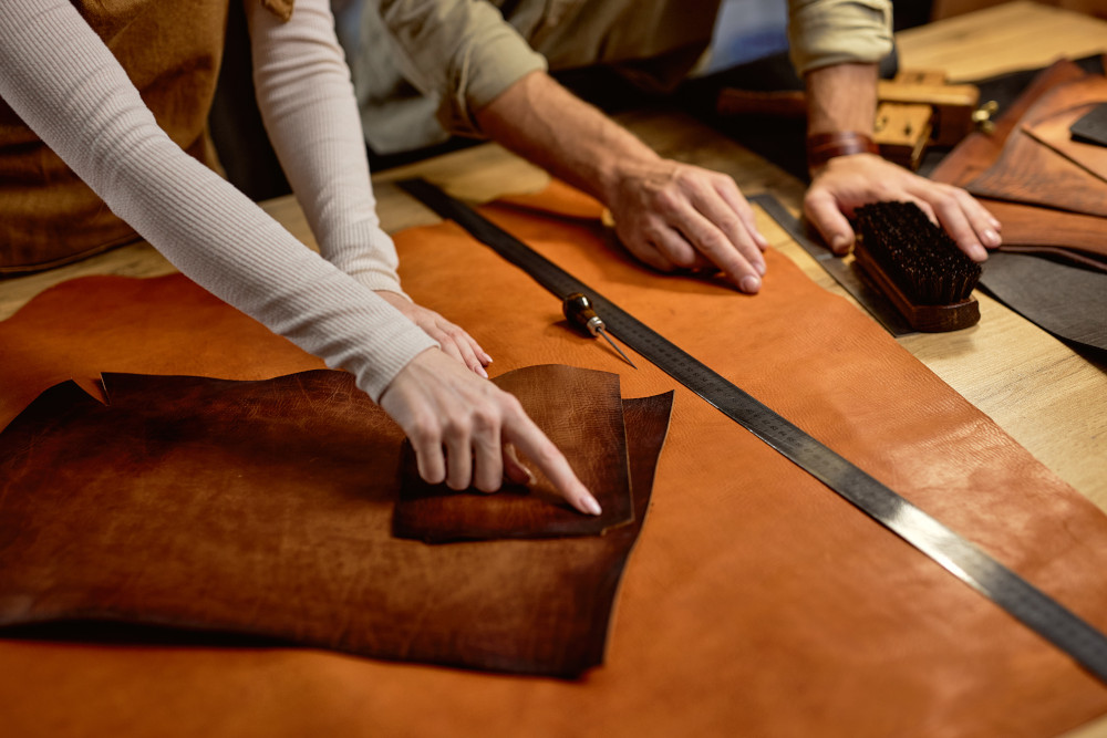 Fragment laboratoryjnie hodowanej skóry bydlęcej wyprodukowanej z komórek żywej krowy rasy Black Angus w bioreaktorze, bez uboju zwierząt