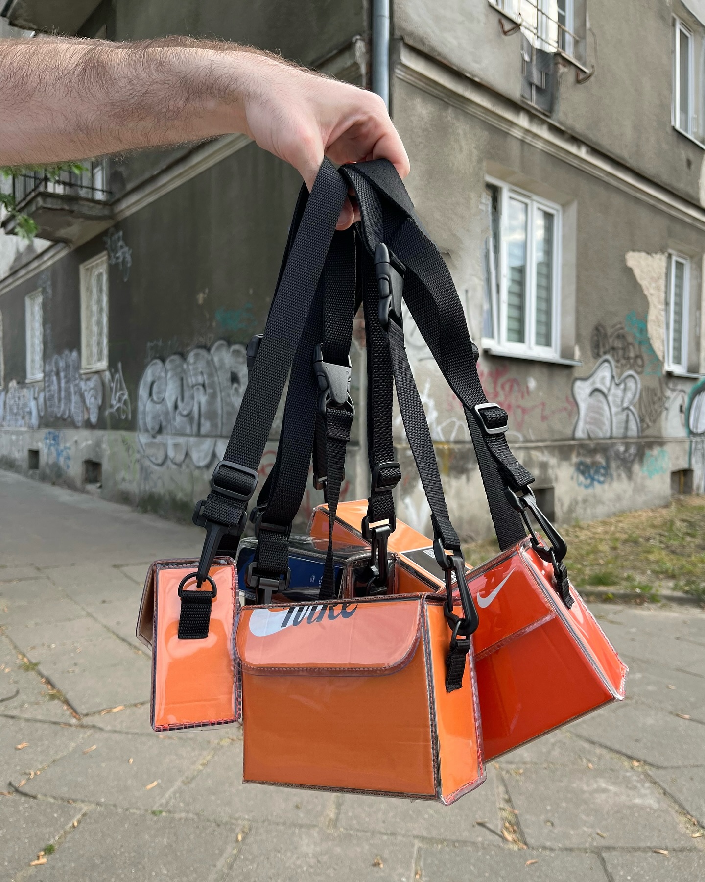 Co zrobić z pudełkiem po butach i starą kurtką? Większość z nas bez wahania wrzuci je do kosza. Marek Wisiecki robi inaczej. Do kosza rzuca tylko piłkę – i to na boisku. Rzeczom, które inni uznaliby za bezużyteczne, daje drugie życie. Tak powstało emwuhats – marka, która łączy streetwear, rzemiosło i ruch zero waste.