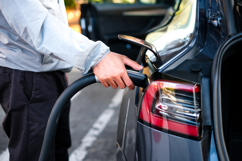 Samochody elektryczne chińskich producentów przeznaczone na rynek UE w kontekście sporu handlowego między Unią Europejską a Chinami dotyczącego ceł i cen importowych.