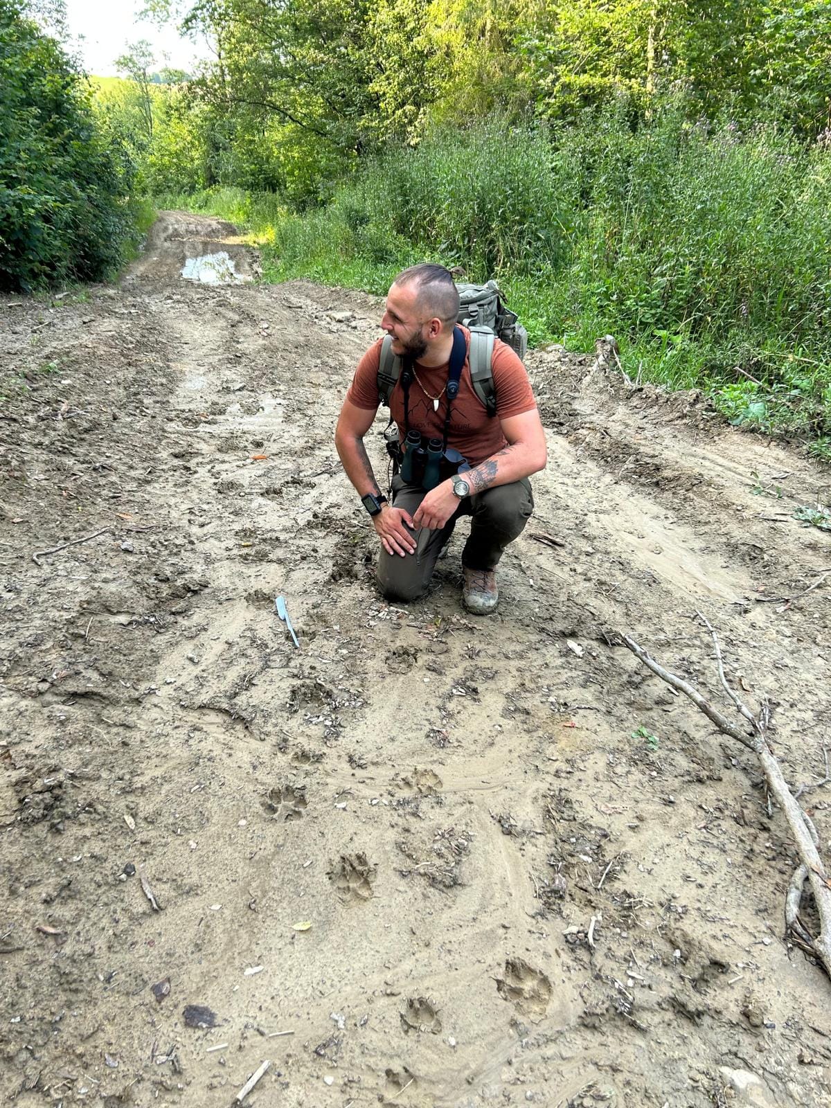 Seweryn Kubicki prowadzi warsztaty „Bliżej Natury”, łącząc obserwację przyrody, tropienie zwierząt i survival