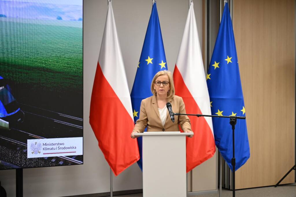 Ministra klimatu i środowiska Paulina Hennig-Kloska podczas briefingu dot. podpisania umowy o dofinansowanie innowacyjnego projektu Pojazdy Szynowe PESA Bydgoszcz S.A. ze środków KPO.
