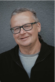 Dr hab. inż. Zbigniew Karaczun, profesor w Katedrze Ochrony Środowiska i Dendrologii SGGW w Warszawie. Prowadzi badania w zakresie polityki klimatycznej i ekologicznej, integracji ich celów do polityki rolnej i strategii rozwoju gospodarczego, a także dotyczące procesu europeizacji polskiej polityki ochrony środowiska oraz zarządzania ochroną środowiska. Członek Państwowej Rady Ochrony Środowiska i Rady Naukowej Instytutu Ochrony Środowiska. W 1994 roku współtworzył Climate Action Network Central and Eastern Europe, w latach 1994 – 1998 był jej dyrektorem. Współzałożyciel Koalicji Klimatycznej polskich organizacji pozarządowych, od 2003 roku jest ekspertem zarządzającym Sekretariatem Koalicji Klimatycznej. Prezes Polskiego Klubu Ekologicznego Okręg Mazowiecki. W 2011 roku za działalność na rzecz wolności słowa i praw człowieka w opozycji antykomunistycznej w latach 1978 - 1989 otrzymał Krzyż Kawalerski Orderu Odrodzenia Polski.