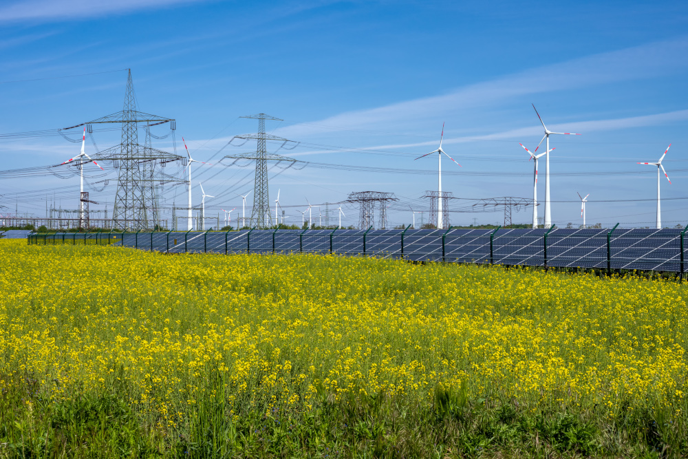 Elektrownie i rafinerie oparte na paliwach kopalnych są filarem obecnego systemu energetycznego, ale rosnąca zależność od importowanych surowców zwiększa ryzyko kryzysów energetycznych i wahań cen energii.
