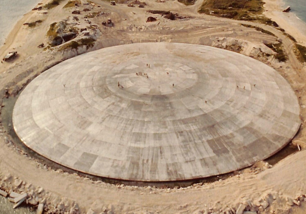 Kopuła Runit, zwana „Grobowcem”, wkrótce po jej wybudowaniu w 1980 roku