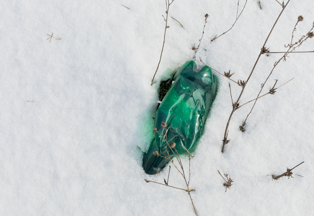 Śmieci po zimie w polskich miastach. Co najbardziej irytuje Polaków? Wyniki badania