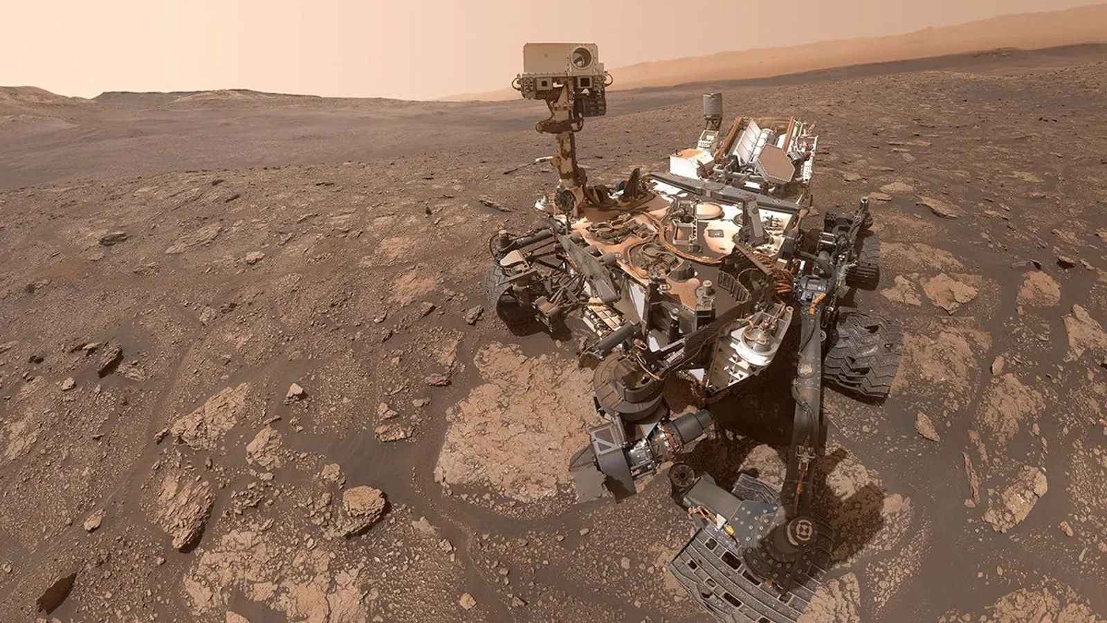 Łazik Curiosity NASA wykonał to selfie 25 października 2020 roku po pobraniu próbki skały z miejsca o nazwie „Mary Anning”. Po latach dogłębnych analiz próbka ujawniła największą różnorodność cząsteczek organicznych, jaką kiedykolwiek odkryto na Marsie. NASA/JPL-Caltech/MSSS