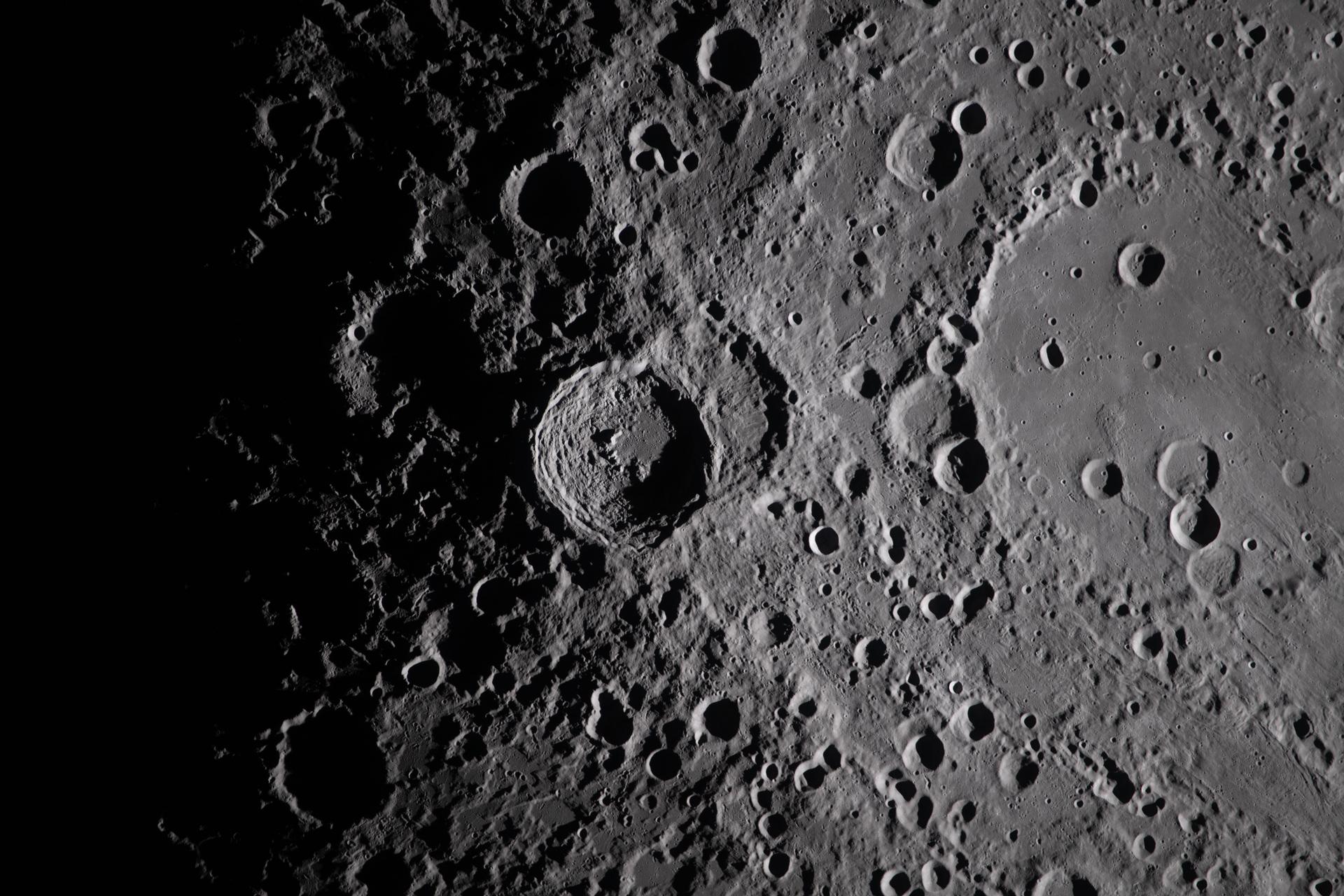 Zbliżenie krateru Wawiłowa wykonane przez załogę Artemis II na krawędzi starszego i większego basenu Hertzsprunga. Źródło: NASA