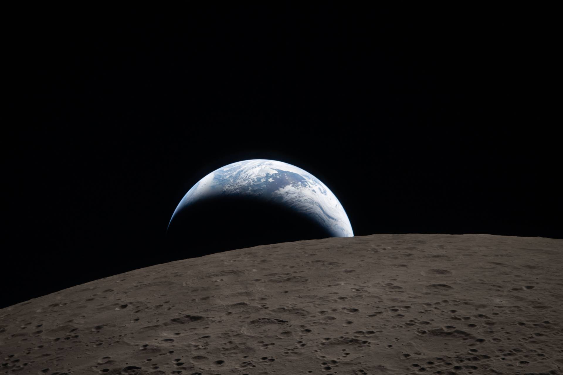 achód Słońca uchwycony przez okno sondy Orion o godzinie 18:41 czasu wschodniego, 6 kwietnia 2026 r.,