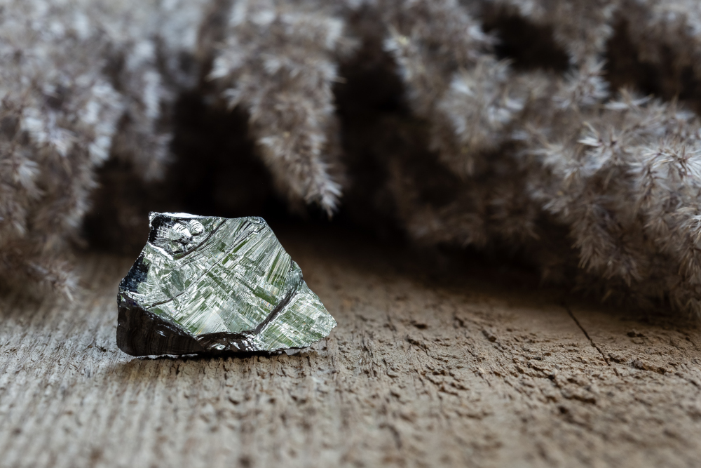 Kawałek surowego polikrystalicznego krzemu