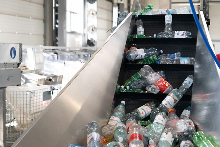 Centrum liczenia opakowań Potulice – sortowanie puszek i butelek zwróconych w ramach systemu kaucyjnego