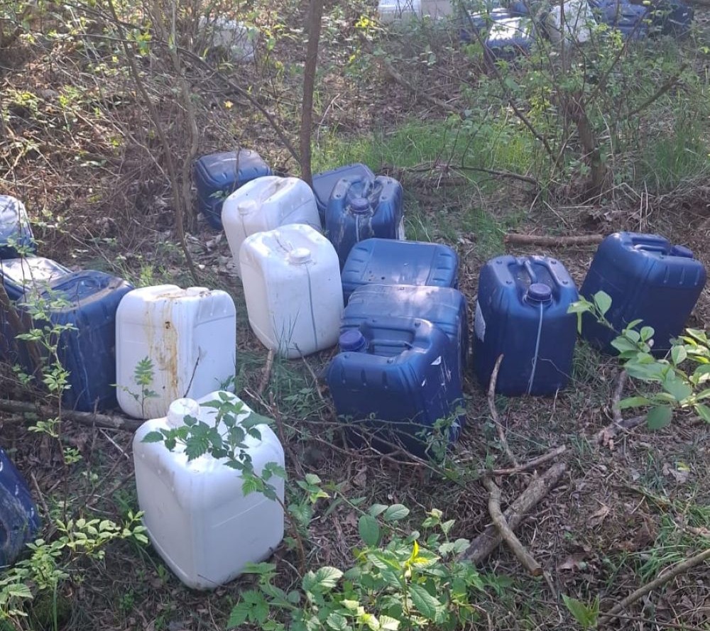 Nielegalnie porzucone pojemniki z rozpuszczalnikami w lesie na terenie Nadleśnictwa Babki