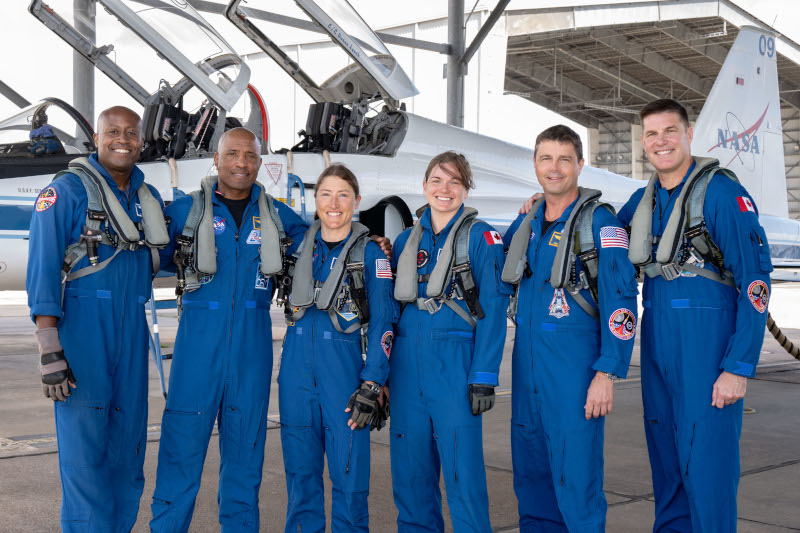 Od lewej do prawej: astronauci NASA Andre Douglas, Victor Glover i Christina Koch, astronauci CSA (Kanadyjskiej Agencji Kosmicznej) Jenni Gibbons, astronauta NASA Reid Wiseman i astronauta CSA Jeremy Hansen pozują do zdjęcia przed wyjazdem załogi Artemis II, fot. NASA/Josh Valcarcel