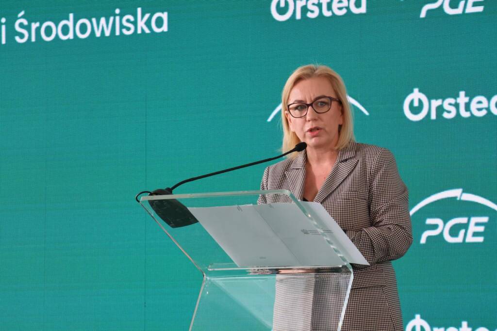 Ministra klimatu i środowiska Paulina Hennig-Kloska podczas uroczystości rozpoczęcia budowy na morzu farmy wiatrowej Baltica 2