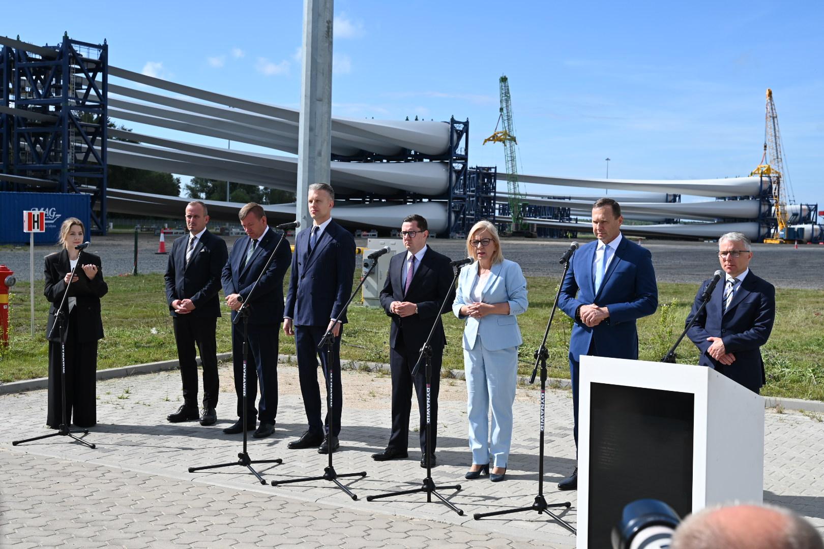 Ministra klimatu i środowiska Paulina Hennig-Kloska na konferencji podsumowującej rok działalności terminala offshore w Świnoujściu – pierwszego w Polsce terminala instalacyjnego dla morskich farm wiatrowych.