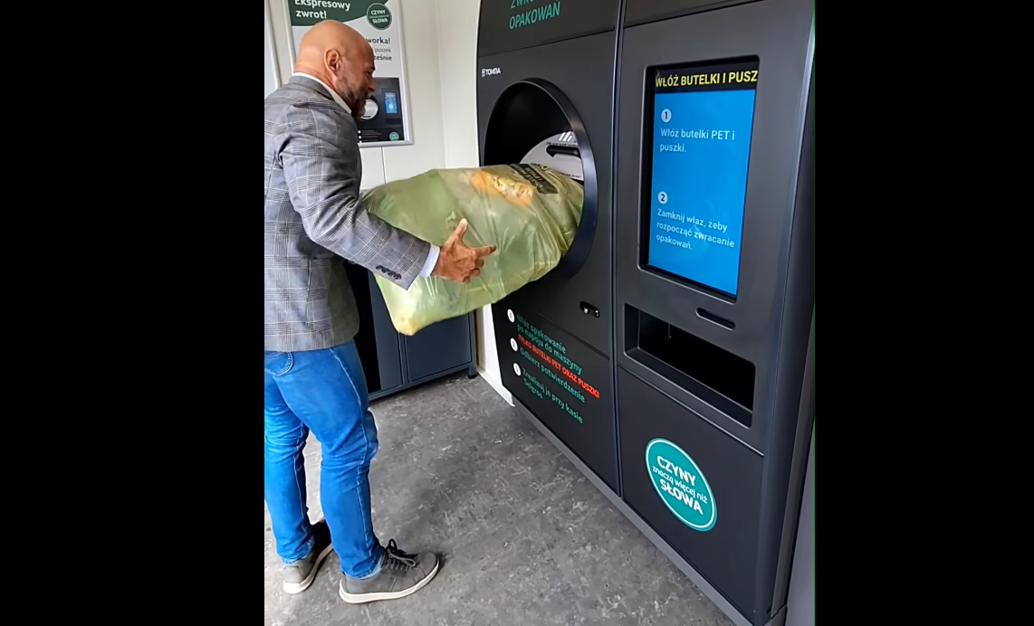 W poznańskim Selgrosie uruchomiono butelkomat, który przyjmuje butelki i puszki objęte systemem kaucyjnym zbiorczo.