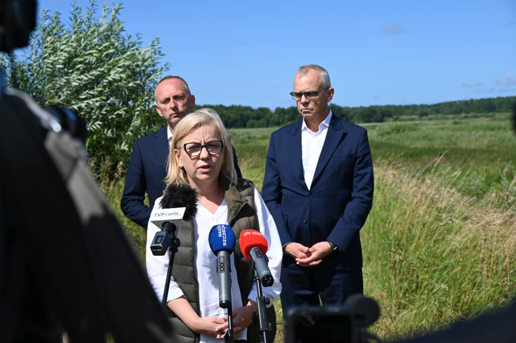Ministra klimatu i środowiska Paulina Hennig-Kloska na terenie Mokradła Pyszka