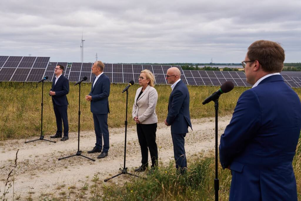 Tereny dawnej kopalni węgla brunatnego przekształcone w nowoczesną farmę fotowoltaiczną produkującą czystą energię.