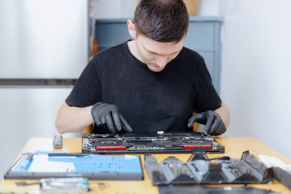 Nowe unijne przepisy mają ułatwić naprawę elektroniki. Nie gwarantują jednak, że będzie się to opłacać