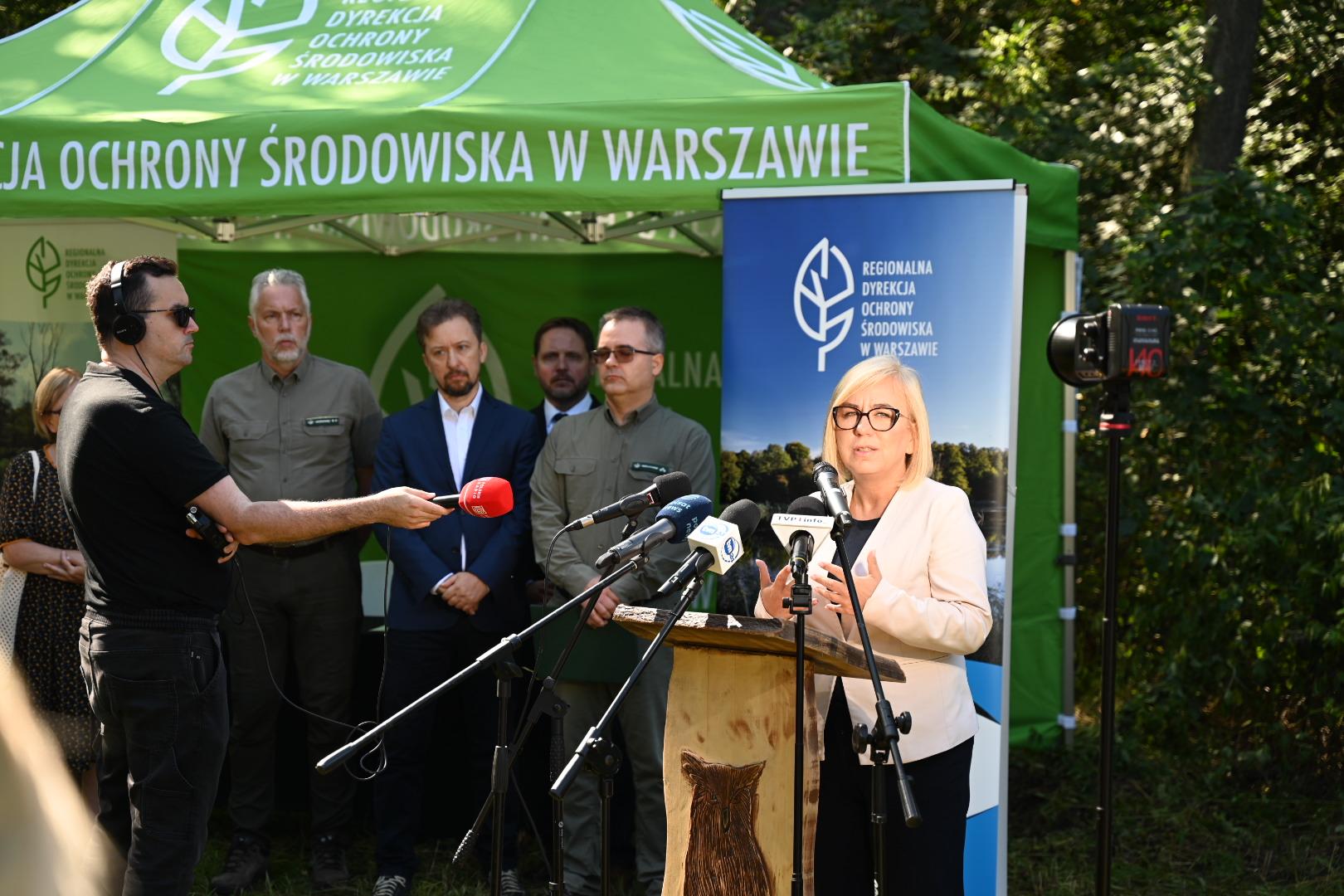 Ministra klimatu i środowiska Paulina Hennig-Kloska podczas konferencji prasowej dotyczącej ustanowienia 200. nowego rezerwatu przyrody od 2024 roku