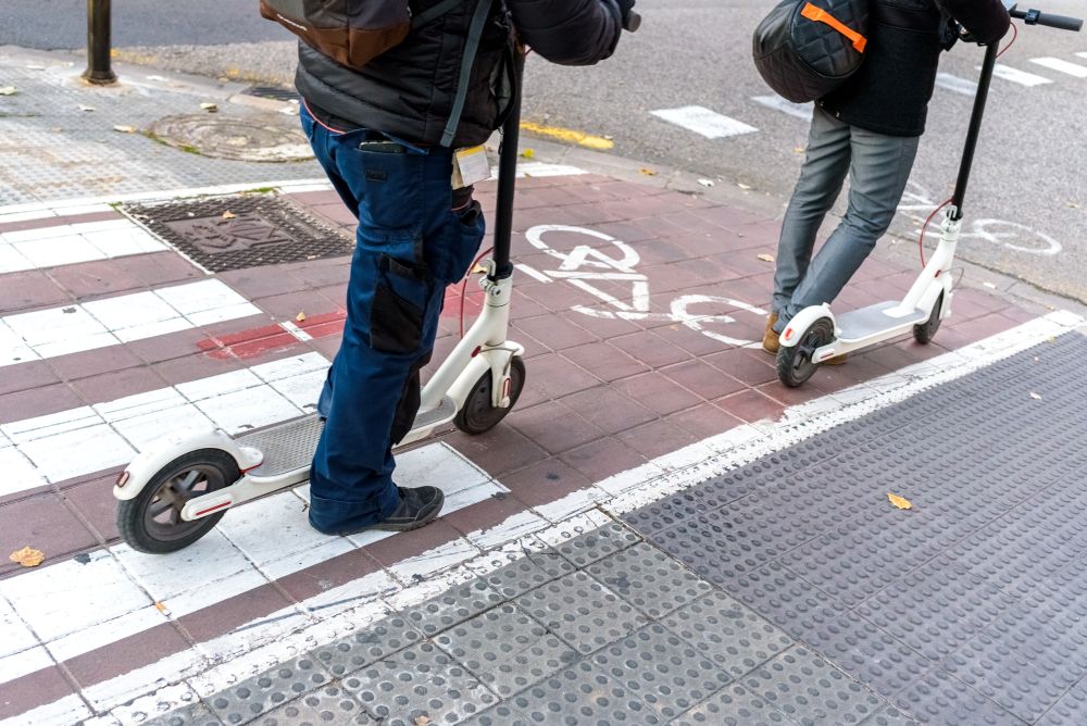 Hulajnogi elektryczne bardziej niebezpieczne niż motocykle? Badanie ujawnia alarmujące dane