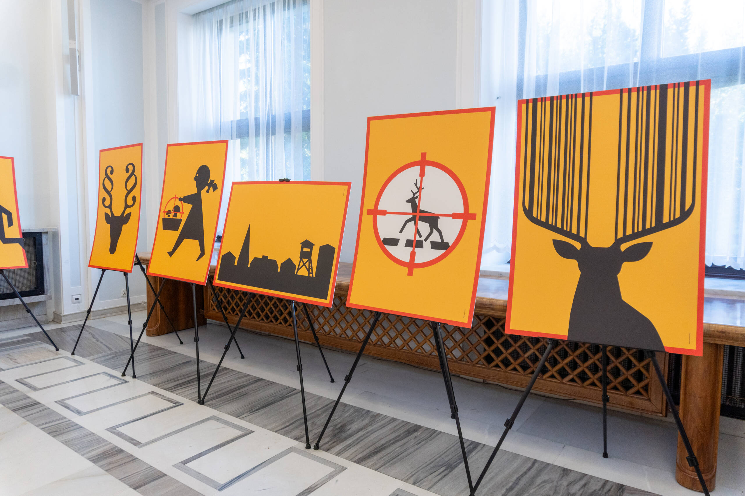 Grafiki promujące Inicjatywę Uwaga! Polowanie podczas konferencji w sejmie