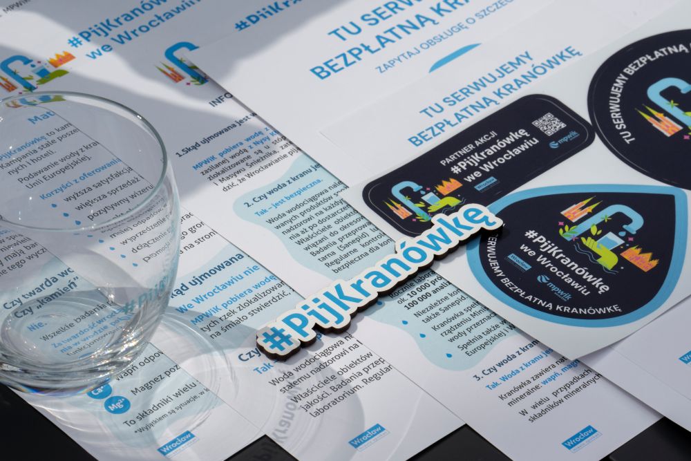 Pijecie kranówkę, spacerując po Wrocławiu? Teraz będzie ku temu jeszcze więcej okazji. MPWiK rozpoczęło nowy projekt we współpracy z restauracjami, kawiarniami i hotelami.
