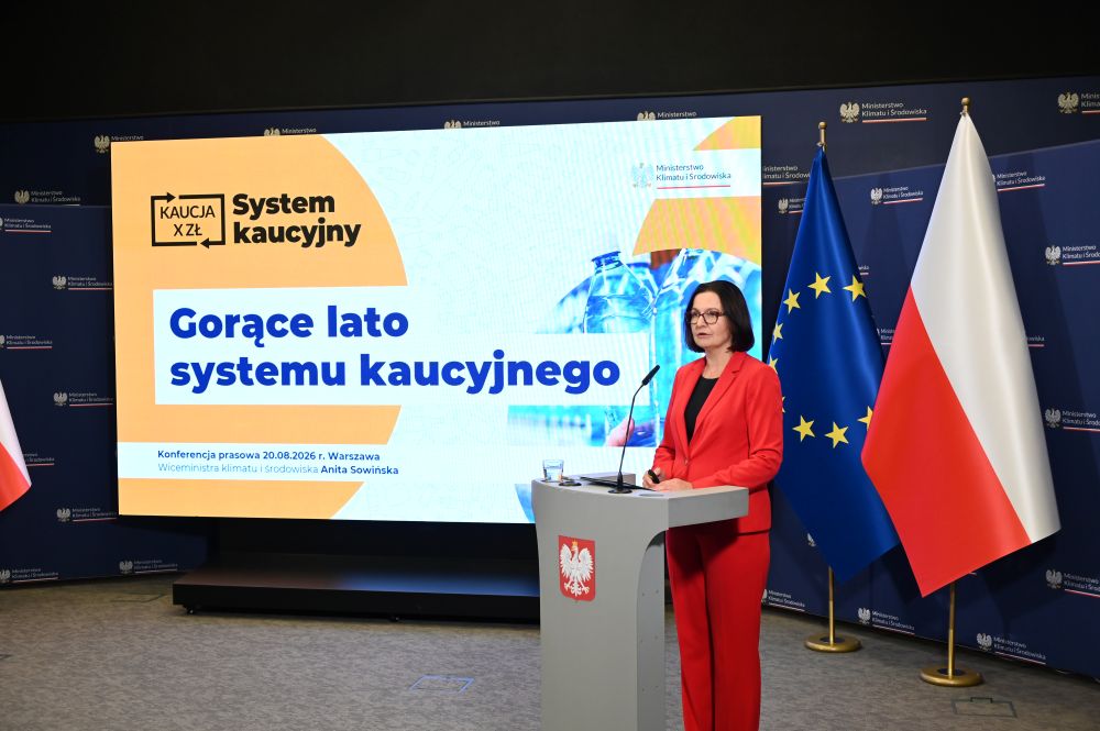 Wiceministra klimatu i środowiska Anita Sowińska podczas konferencji prasowej na temat systemu kaucyjnego