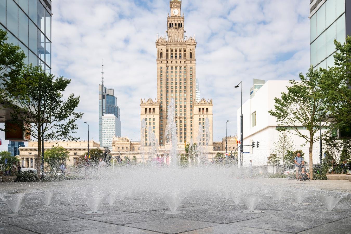 Warszawa odzyskała centrum. Miejsce asfaltu zajęły drzewa, woda i cień