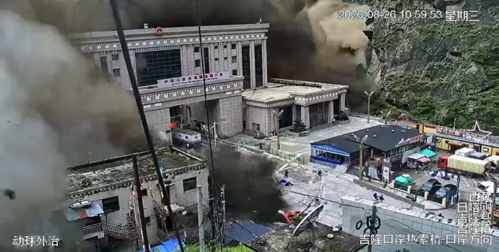 Zrzut ekranu z kamery CCTV z 30 sekundami nagrania powodzi w porcie Gyirong w Nepalu w 2026 roku (widok na południe, w dół rzeki)