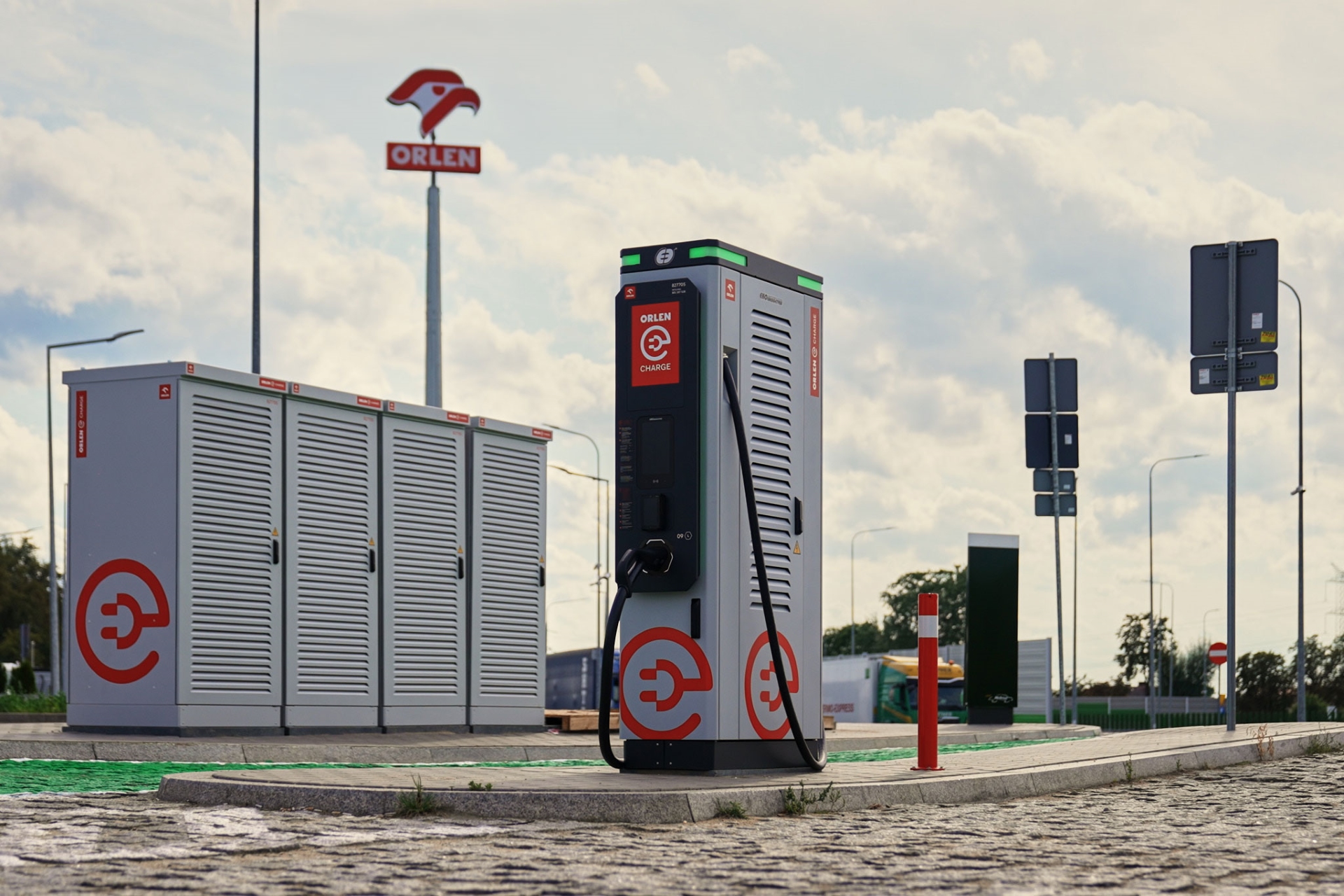 Przy autostradzie A1, na MOP Stobiecko Szlacheckie Wschód i Zachód (woj. łódzkie), powstała pierwsza w kraju publiczna infrastruktura ładowania samochodów ciężarowych w technologii MCS