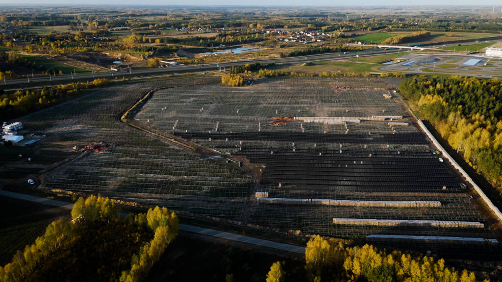 Qair, niezależny producent i dostawca energii ze źródeł odnawialnych, buduje elektrownię fotowoltaiczną w Wierzbicy (woj. mazowieckie)