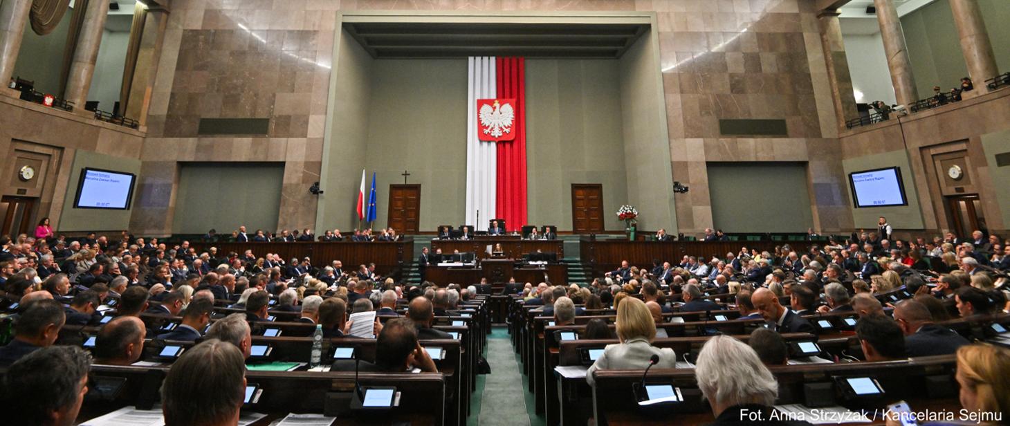 Sejm przyjął nowelizację Prawa ochrony środowiska. Zmiany obejmą pozwolenia zintegrowane, kontrole środowiskowe i instalacje LNG oraz energetyki jądrowej.
